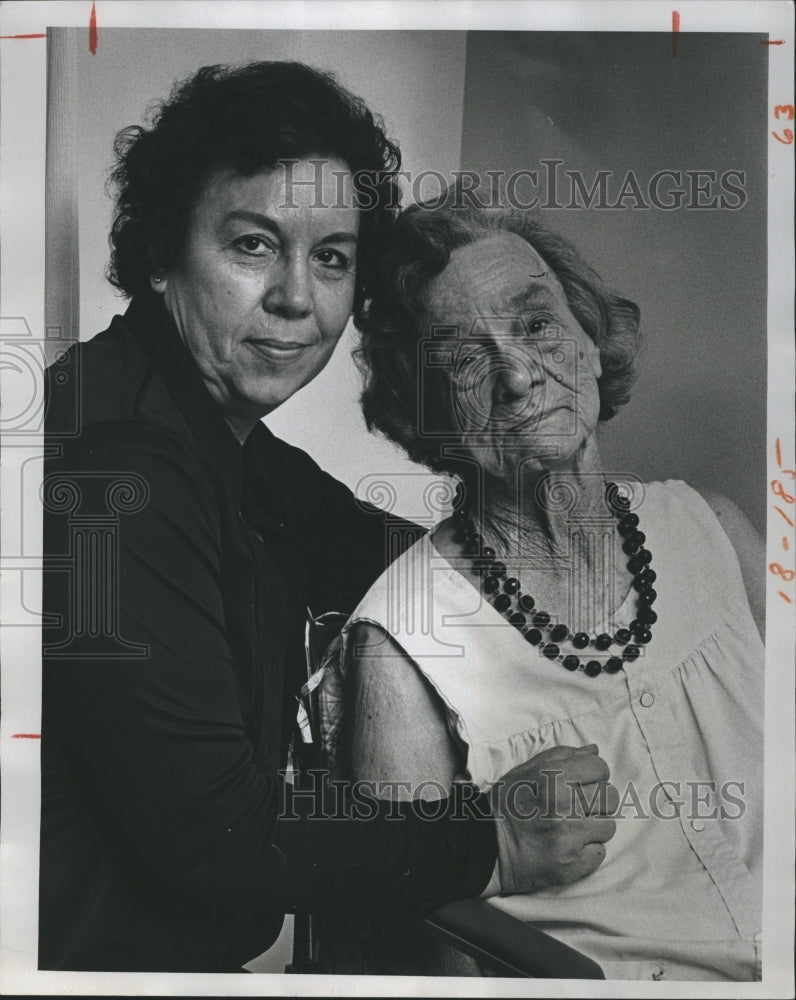 1975 Press Photo Mrs. Betha Phipps and mother. - Historic Images