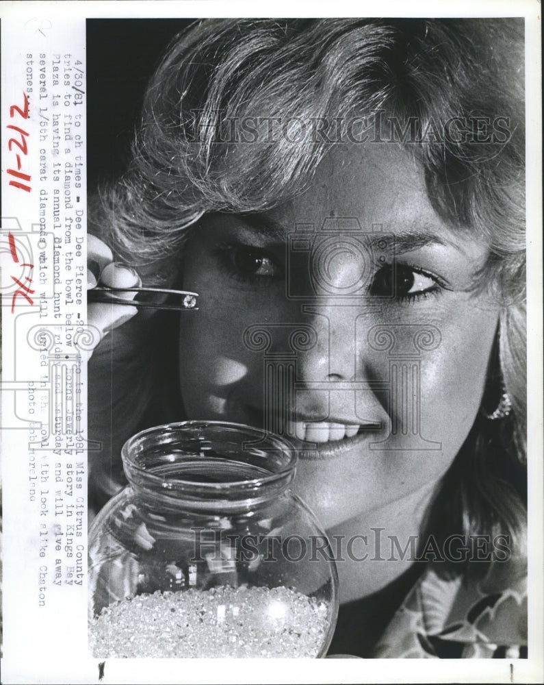 1981 Press Photo Dee Dee Pierce Miss Citrus Country, Hold a diamond. - Historic Images