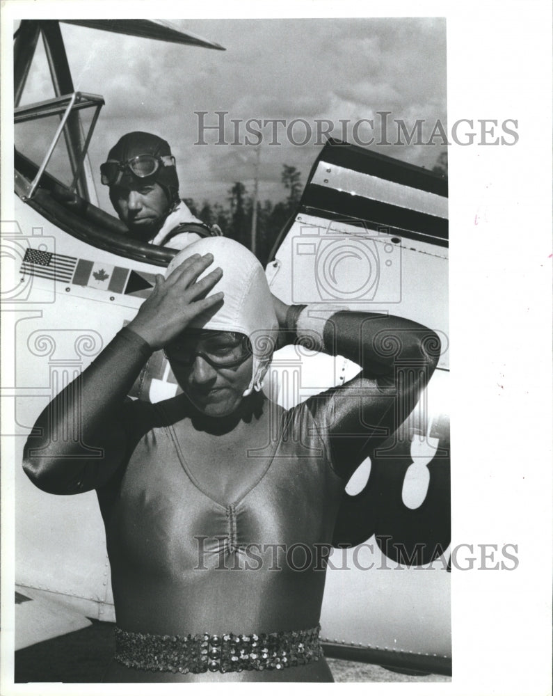 1985 Press Photo Carol Pierce adjust hat and Husband Wayne. - Historic Images