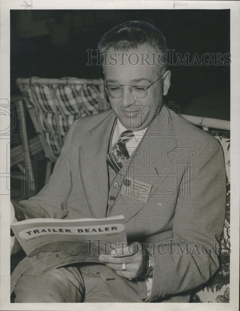 1951 Press Photo Loren Pierce at the Trailercoach Dealers Association Meeting - Historic Images