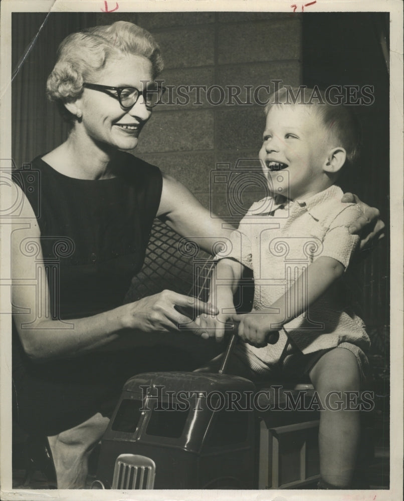 1957 Press Photo Mother Six Mrs Joseph Pilkington Youngest Jack Enjoys Attention - Historic Images