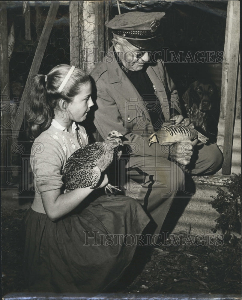 1959 Press Photo W.R Piece and granddaughter Lynda with Chicks. - Historic Images