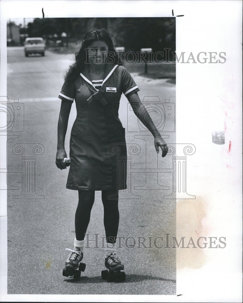 1980 Press Photo Julie Innman Roller skate to work. - RSH40821 - Historic Images