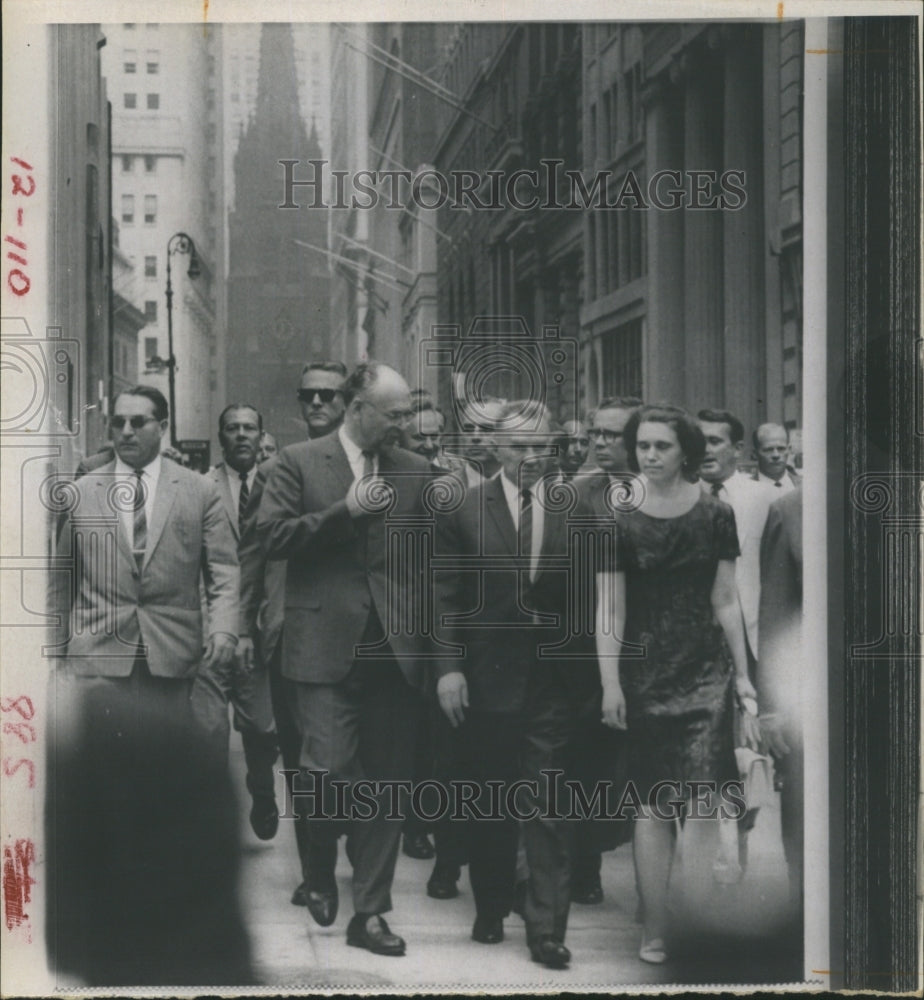 1967 Press Photo Premier Alexei Kosygin of Russian at wall street with daughter. - Historic Images