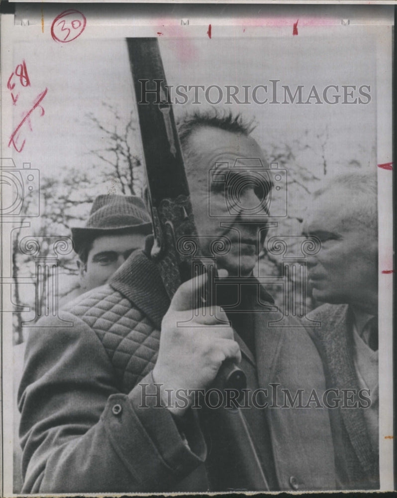 1965 Press Photo Kosygin carrying a gun - RSH40827 - Historic Images