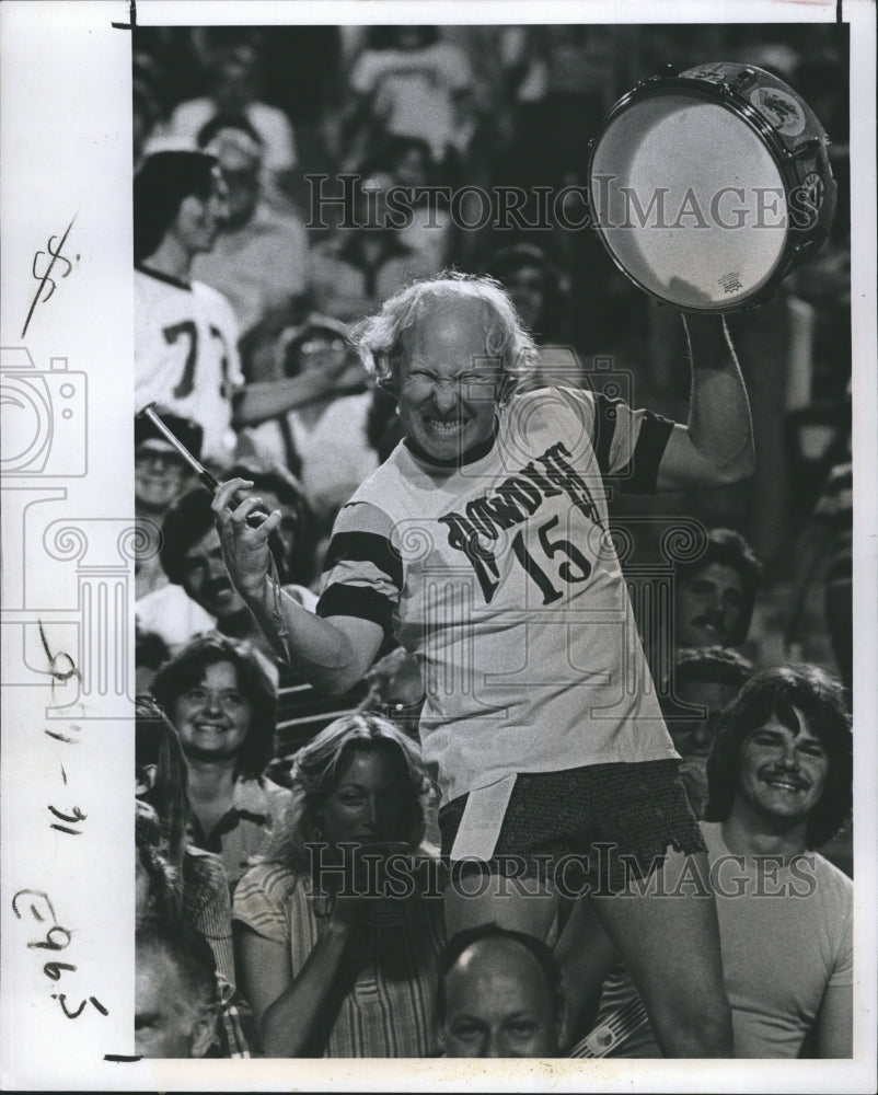 1977 Press Photo Krazy George beats the drums, loses his voice forRowdies - Historic Images