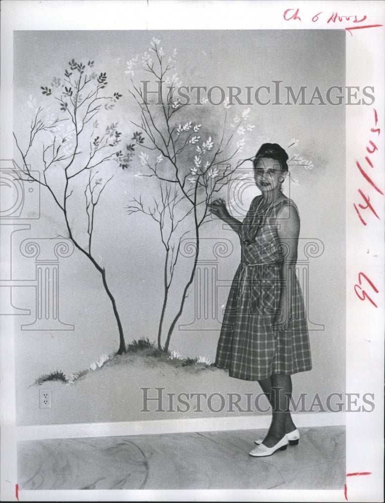 1969 Press Photo Mrs.Pierson explains living room mural - Historic Images