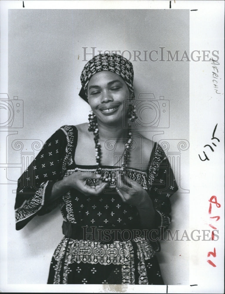 1977 Press Photo Frances Pinckney Traditional African Clothes Afro-American Club - Historic Images