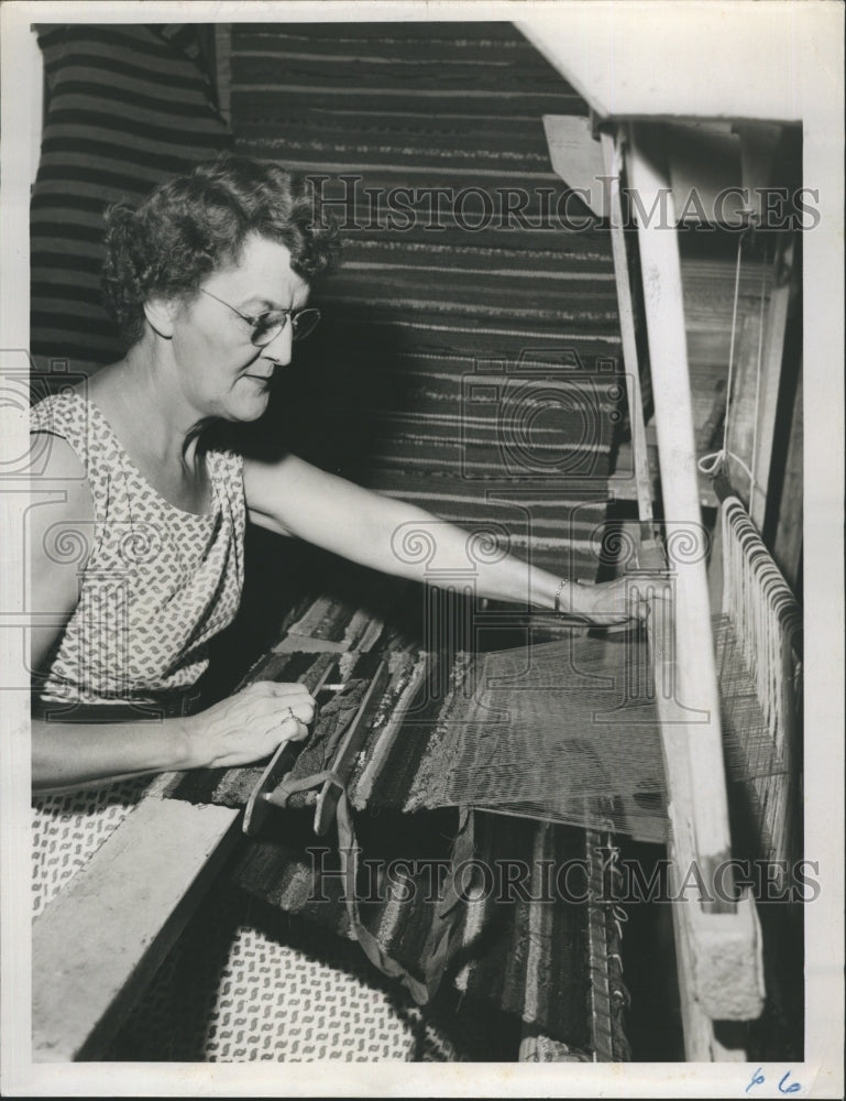 1954 Mrs George Marsh at a loom - Historic Images