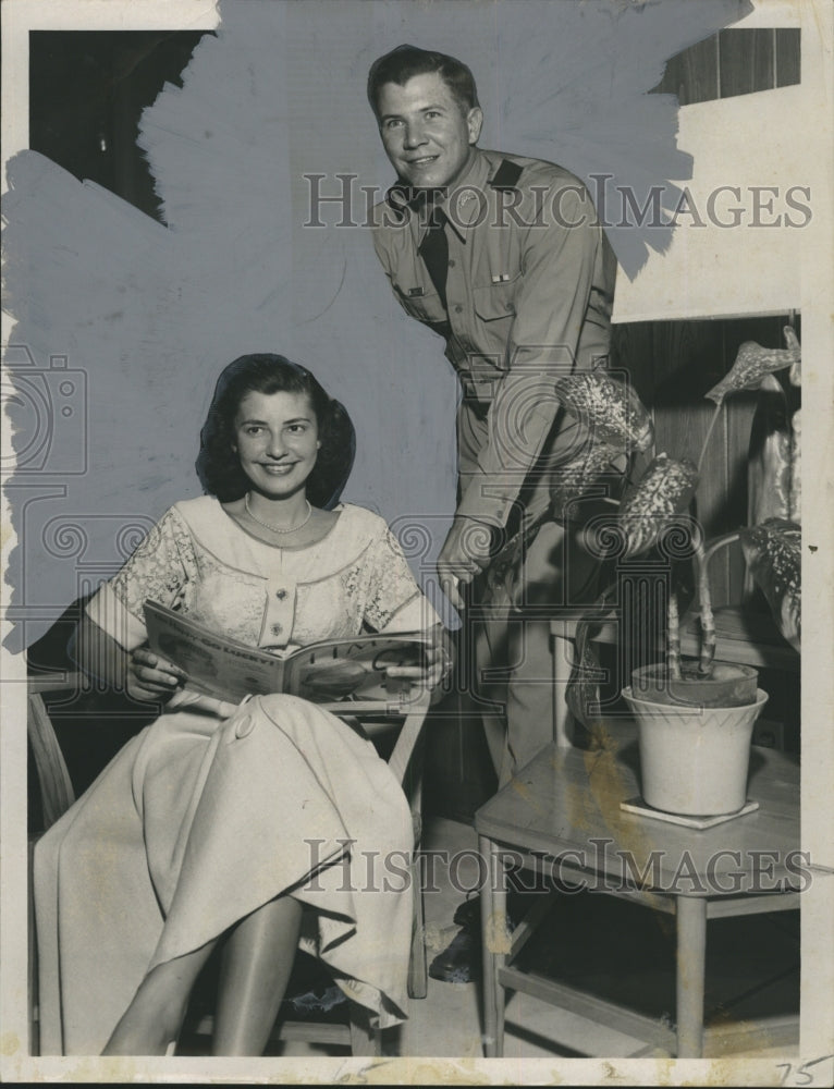 1952 Lt. and Mrs Tom Marr visiting her family  - Historic Images