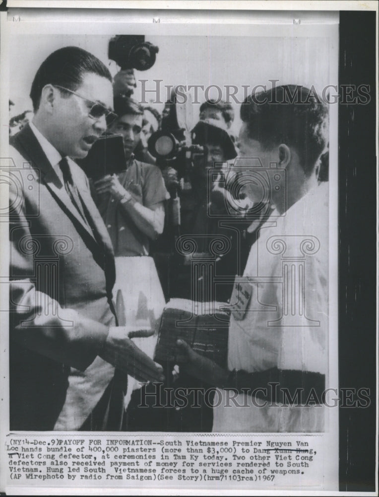 1967 South Vietnamese Premier Nguyen Van Loc Pays Off Informants - Historic Images