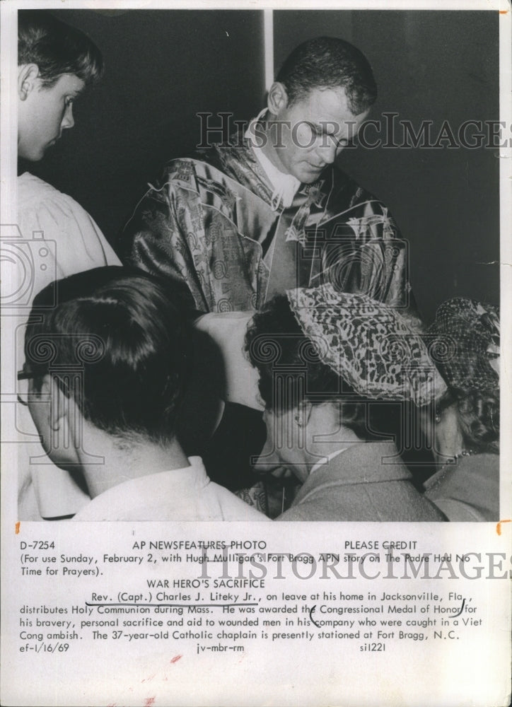 1969 Rev. Capt. Charles J. Liteky Jr. Catholic chaplain awarded - Historic Images