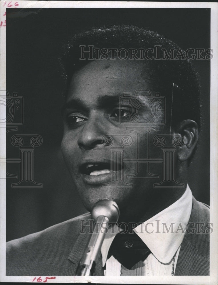 1971 Charley Pride guest stars on &quot;Hee Haw&quot; - Historic Images