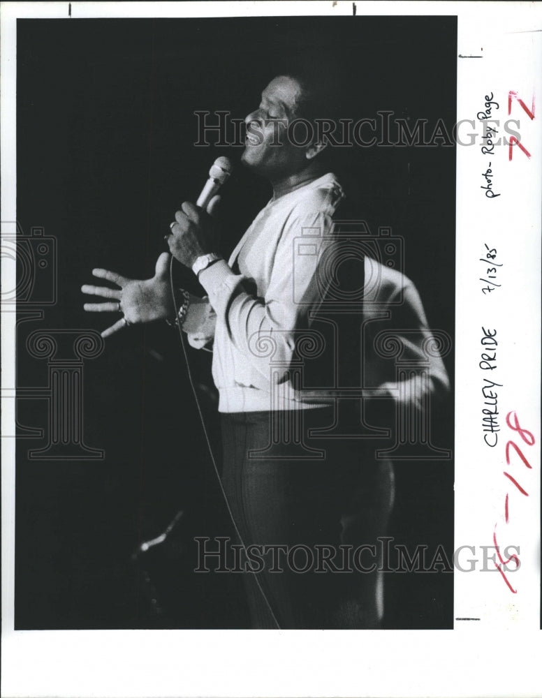 1985 Charley Pride Entertains Audience With Singing  - Historic Images