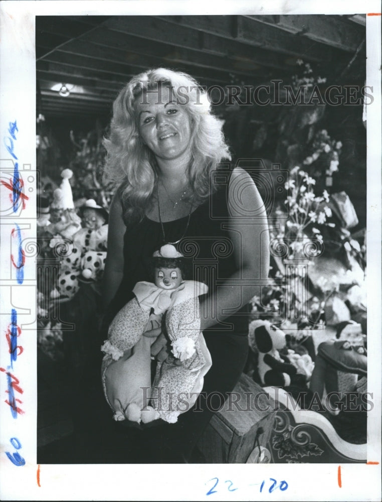 1983 Vicki Lynn Lee Opens Memory Bank Automatic Gift Service - Historic Images