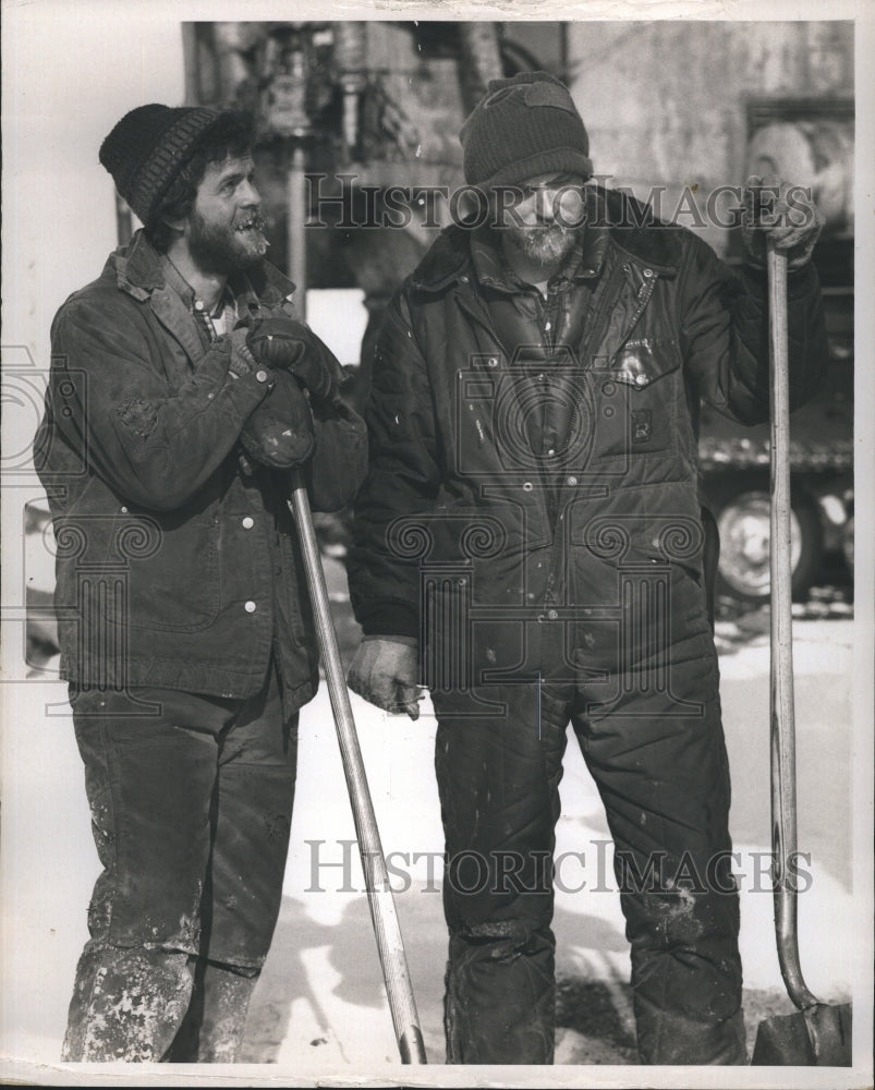 1975 Prudhoe Bay construction men erect support posts for oil feeder - Historic Images