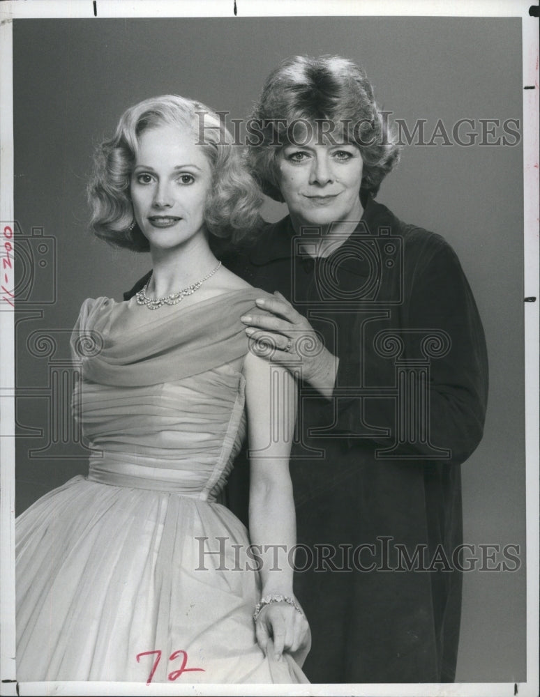 1985 Sondra Locke plays Rosemary Clooney in a TV movie poses with - Historic Images