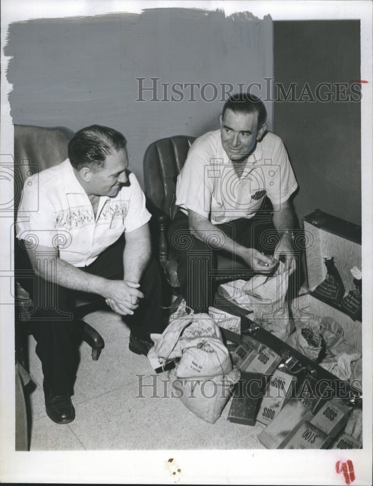 1956 Florida Sheriffs  & Robbery Loot After Arrest Elphege Horgan - Historic Images
