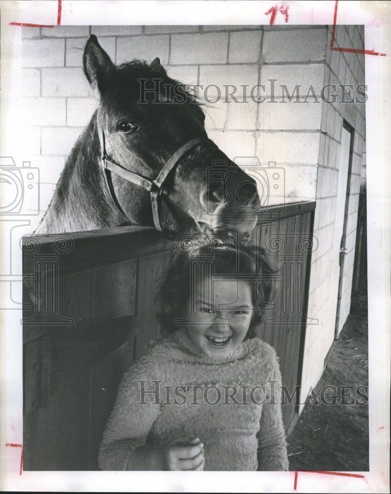 1962 Press Photo The Dundee ranch pony nibbles Mary Moore&#39;s hair. - Historic Images