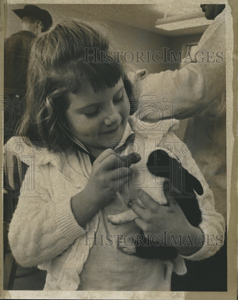 1962 Young girl feeds carrot to a bunny. - Historic Images