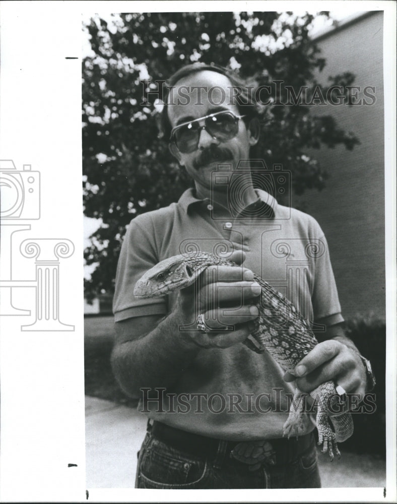 1989 Dr. Henry Mushinsky with African Savanna Monitor named &quot;Fluffy&quot; - Historic Images