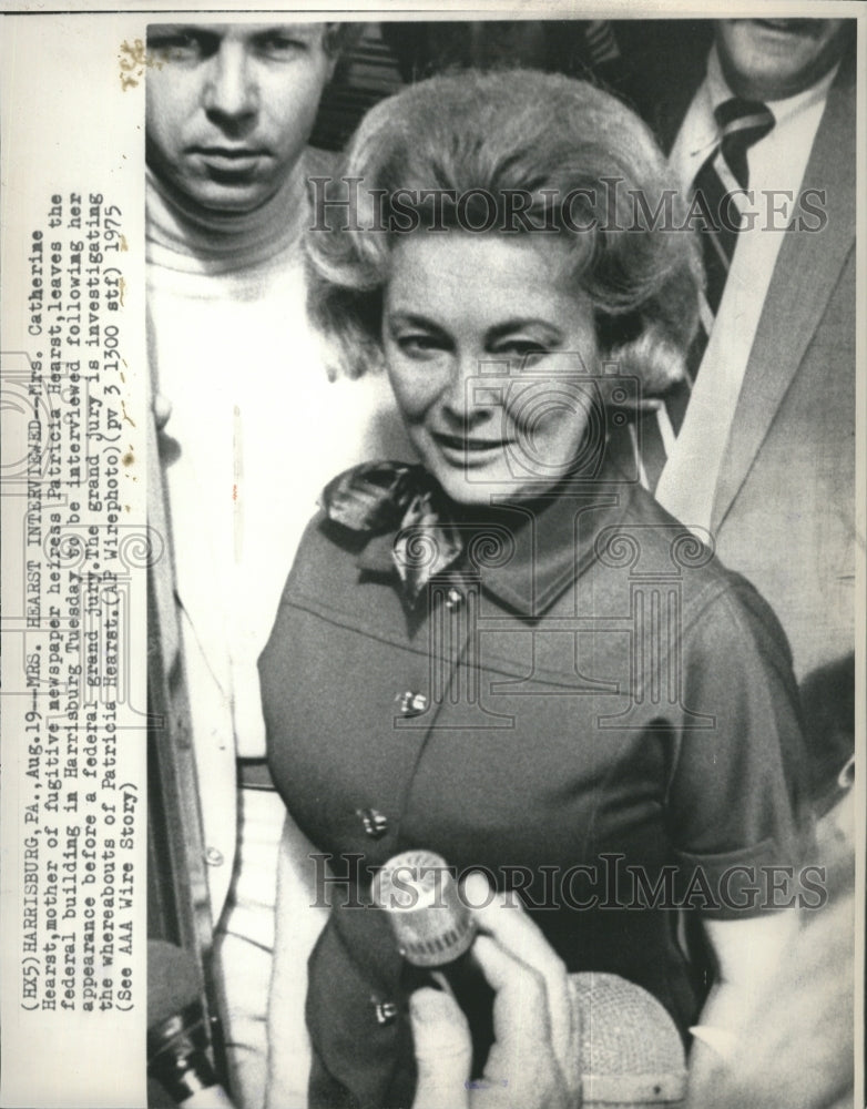 1975 Mrs. Catherine Hearst appears before a federal grand jury - Historic Images