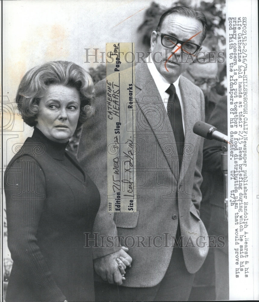 1974 Randolph A. Hearst and his wife Katherine hold a news briefing. - Historic Images