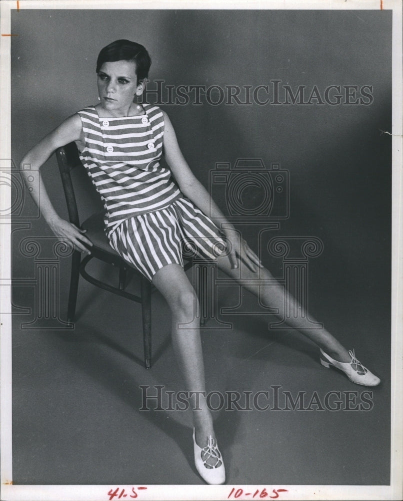 1967 Twiggy look alike model Denise Lute  - Historic Images