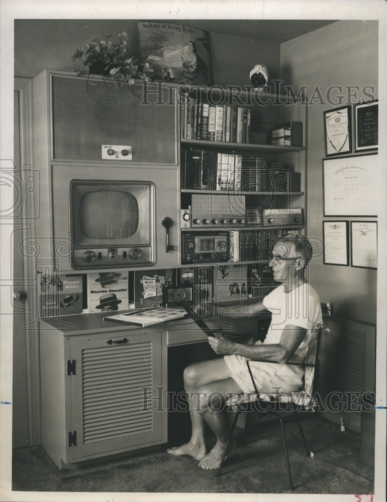 Press Photo Frank Lusher houses his TV and music system in a compact corner. - Historic Images