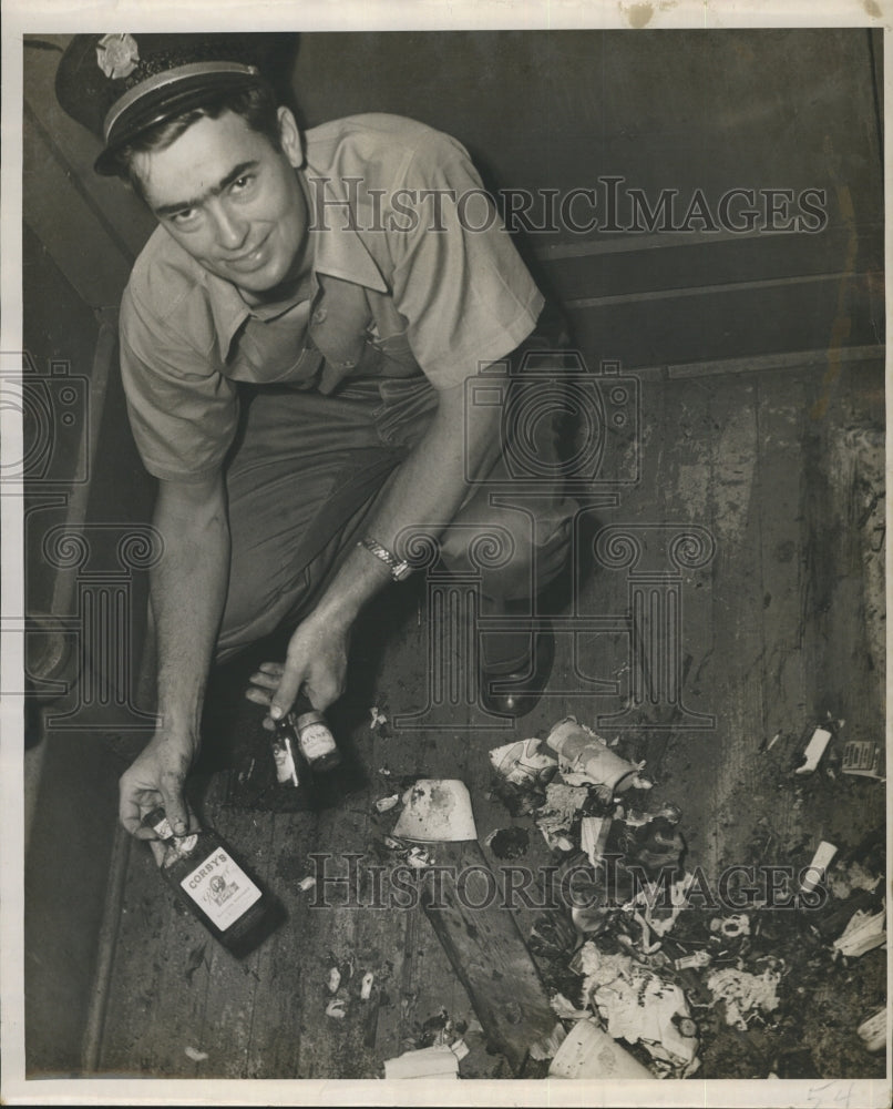 Press Photo Fireman Leland Harman show strange items discovered in a jail cell. - Historic Images