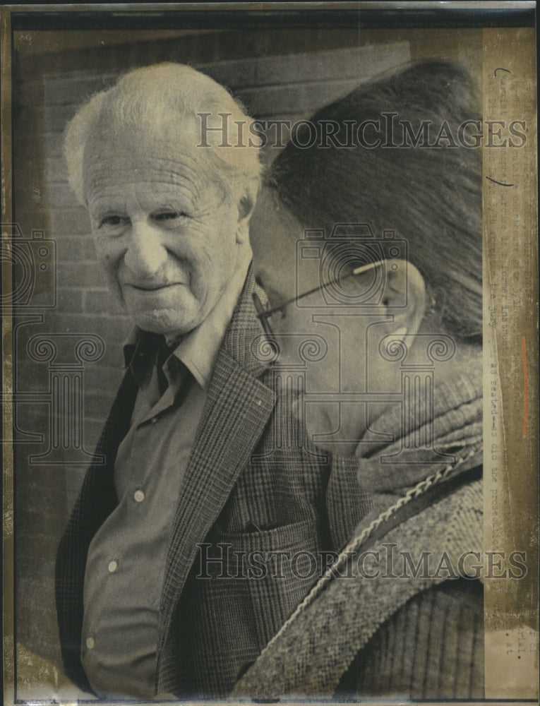 Press Photo Older man and woman talking - Historic Images