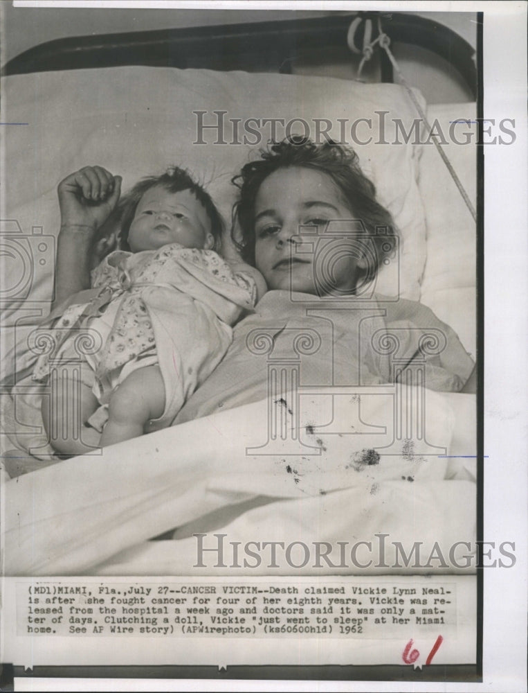 1962 Vickie Lynn Neals clutches doll shortly before her death. - Historic Images