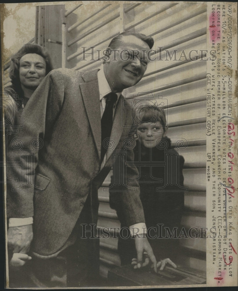 1972 Prime Minister of Denmark Jens Otto Krag casts ballot - Historic Images