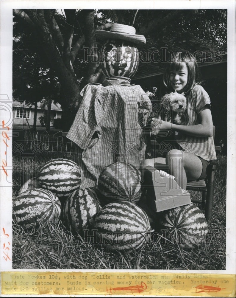 1975 Susie Fowkes, dog Tollie selling watermelons for her vacation - Historic Images