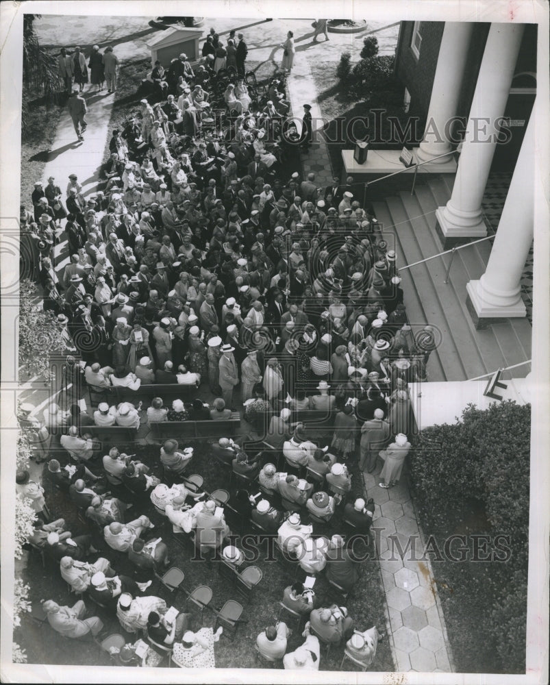 1956 Crowd at First Presbyterian Church awaiting start of service - Historic Images