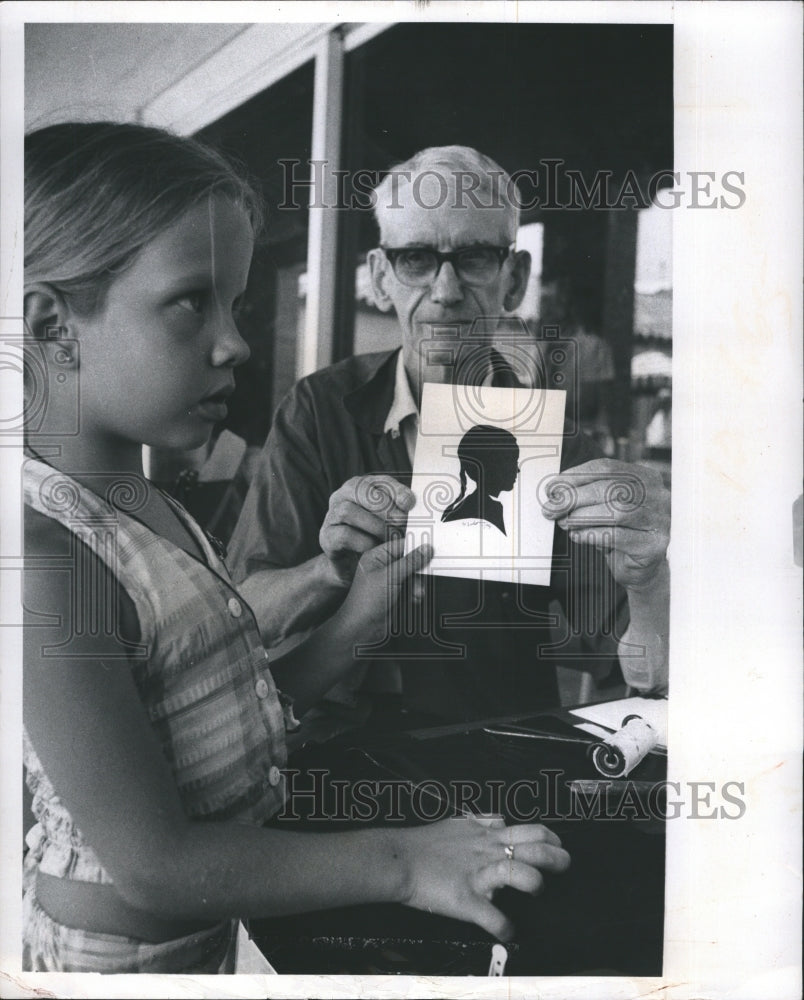 1974 Artist Noel Wisdom at county fair - Historic Images