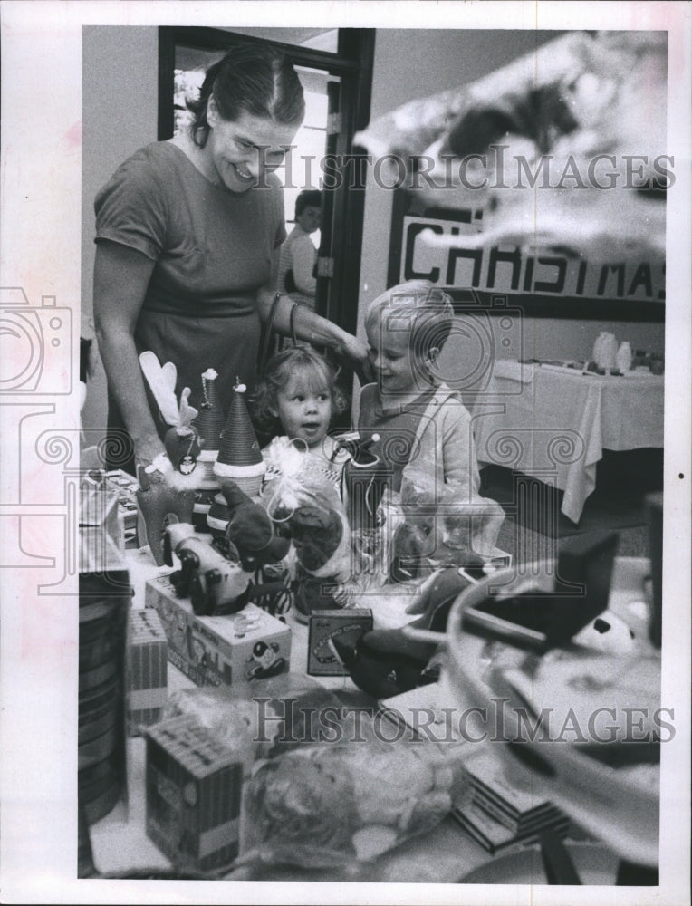 1967 Mrs. M. Stanford and children - Historic Images