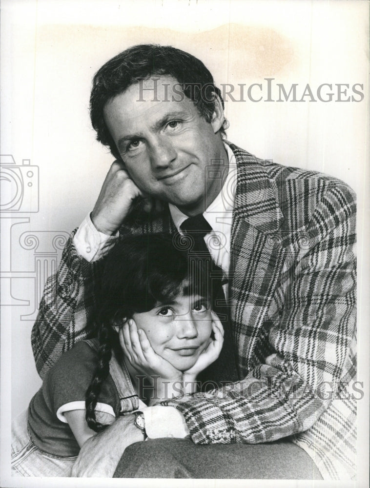 1980 Lawrence Pressman And Natasha Ryan Star In CBS Show Ladies Man - Historic Images