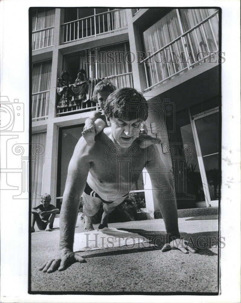 1984 Actor David Prowse doing push - Historic Images