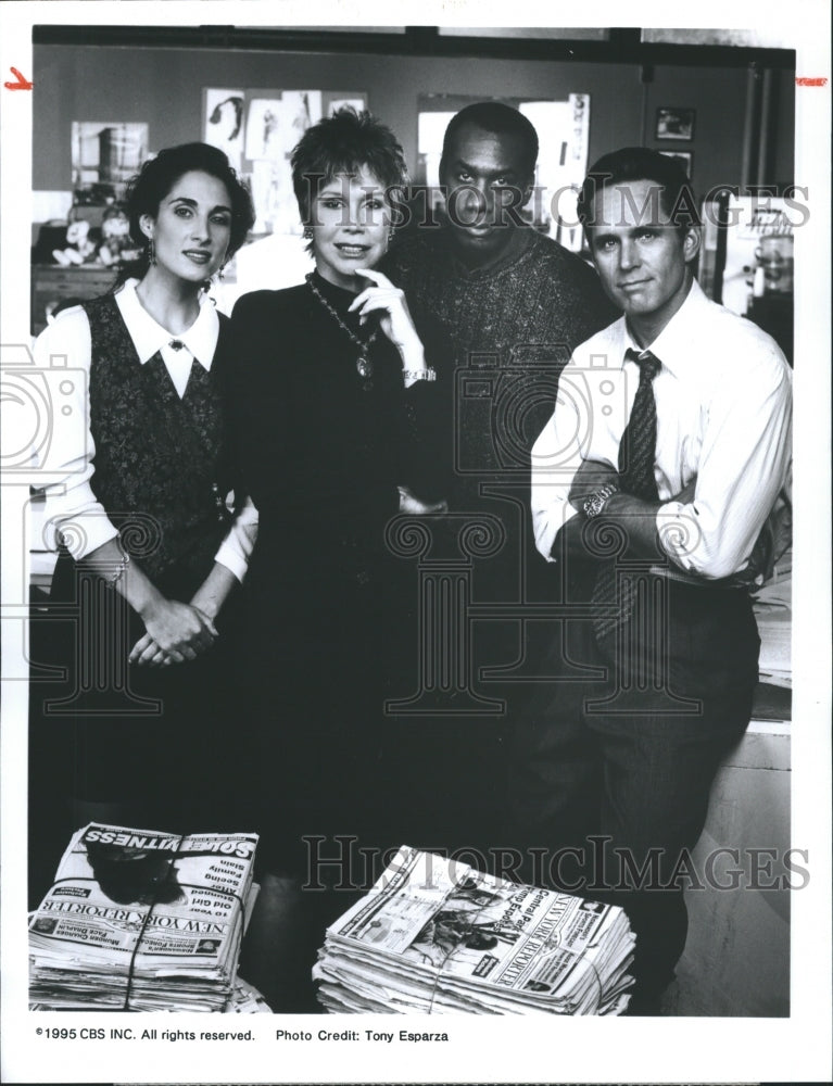 1995 Actress Mary Tyler Moore And Cast Of CBS Show New York News - Historic Images