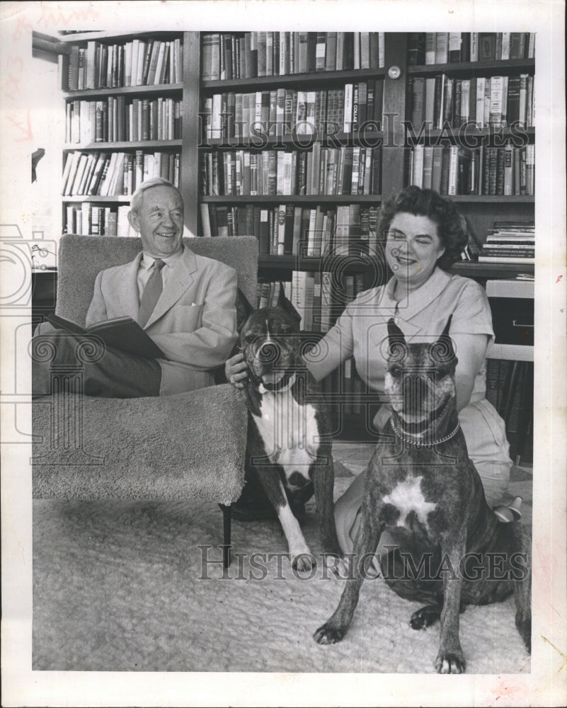 1960 Press Photo Theodore K. Qunn, and Mrs. Quinn and their boxer dogs. - Historic Images