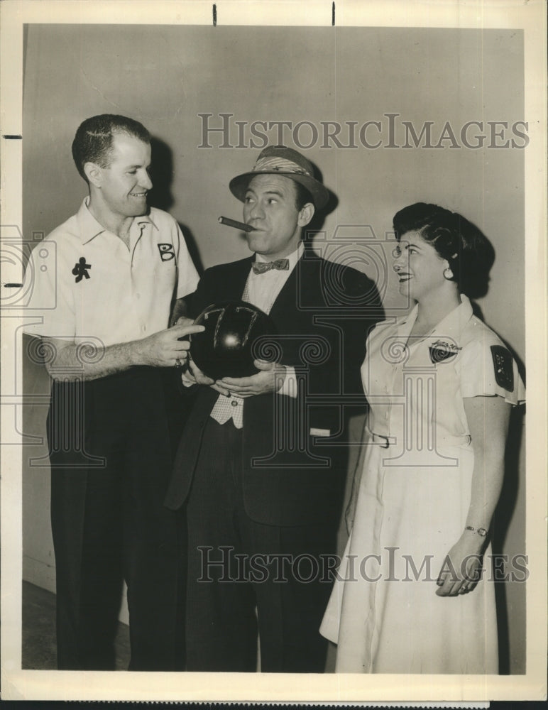 1988 Louis Quinn, actor, Harry Smith &amp; Sylvia Wene bowlers - Historic Images