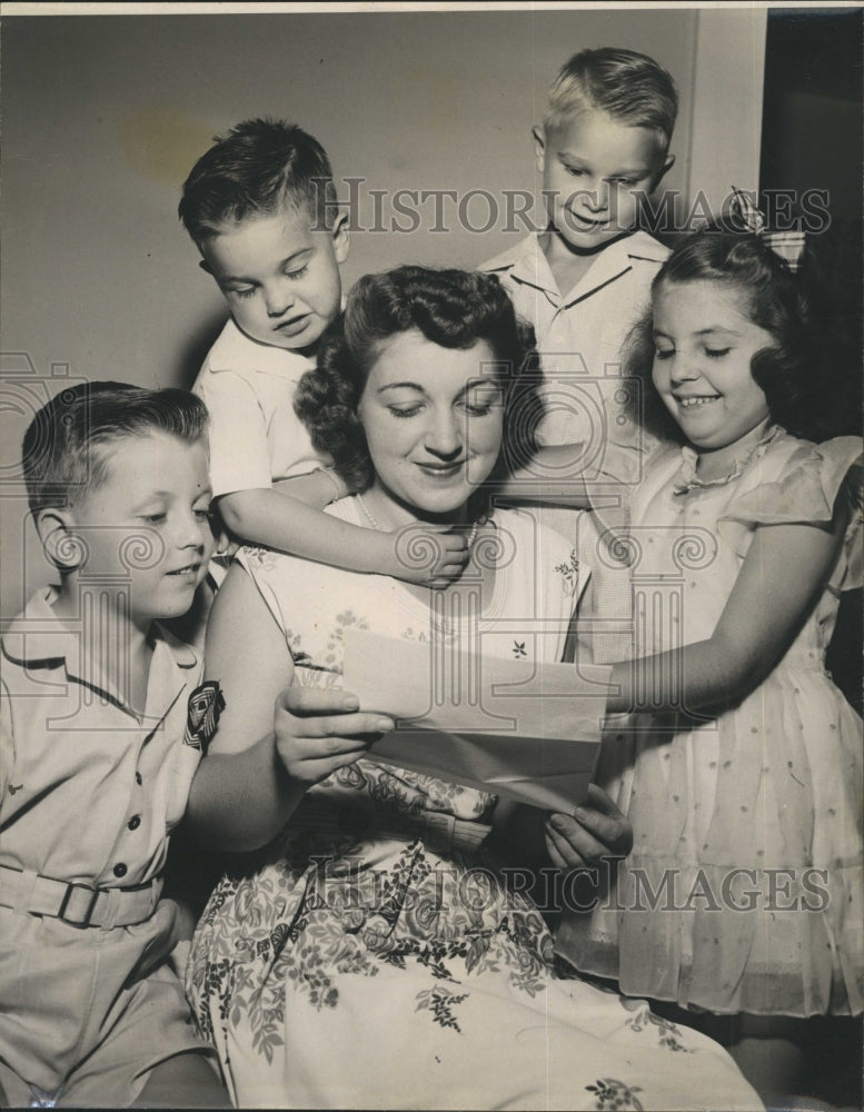 1947 Mrs. Spencer Pynn Named Best Mom In St. Petersburg Florida - Historic Images