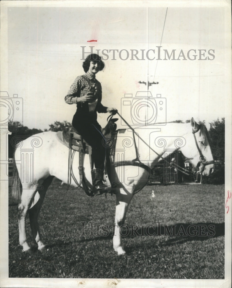 Press Photo Karen Stageberg and her horse Dusty compete at County Fairs - Historic Images