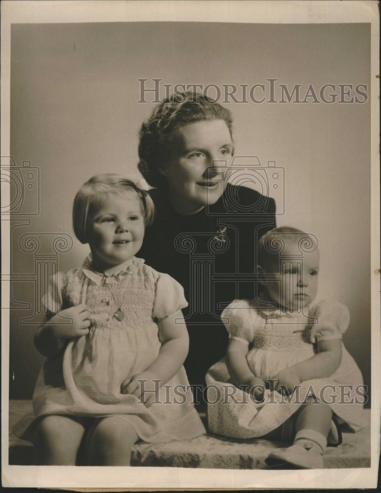 Press Photo Mother and two daughters - Historic Images