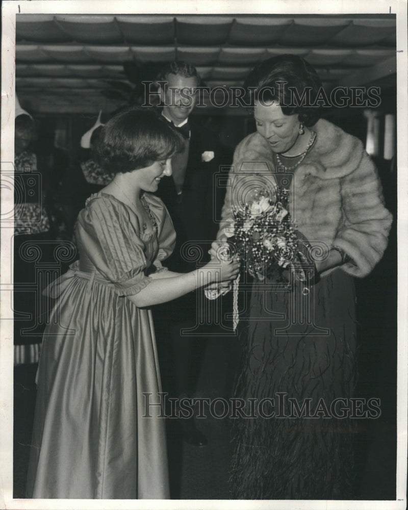 1982 Jodi Wasik Giving Tulip Bouquet Queen Beatrix - Historic Images