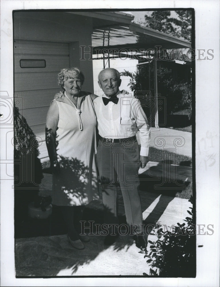 1979 Married Couple Henry &amp; Erna Pfau Celebrate 50th Anniversary - Historic Images