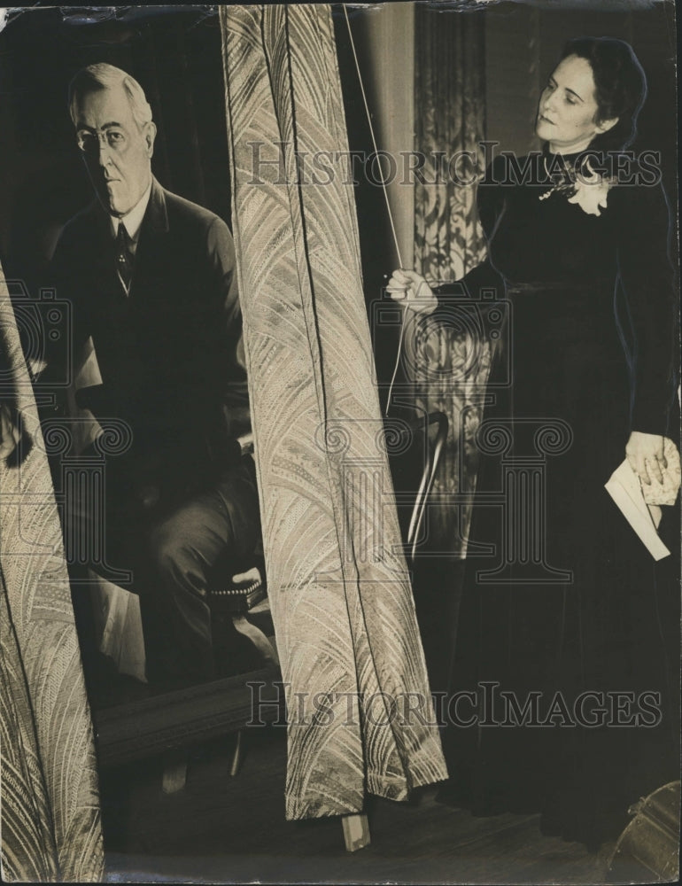 1940 Claude Pepper Wife Painting  - Historic Images