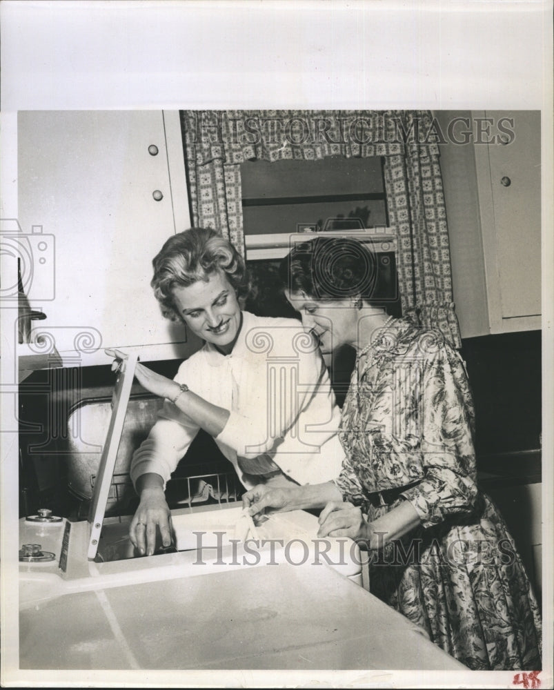 1957 Mrs Neumann's most vivid impression of America is our modern - Historic Images