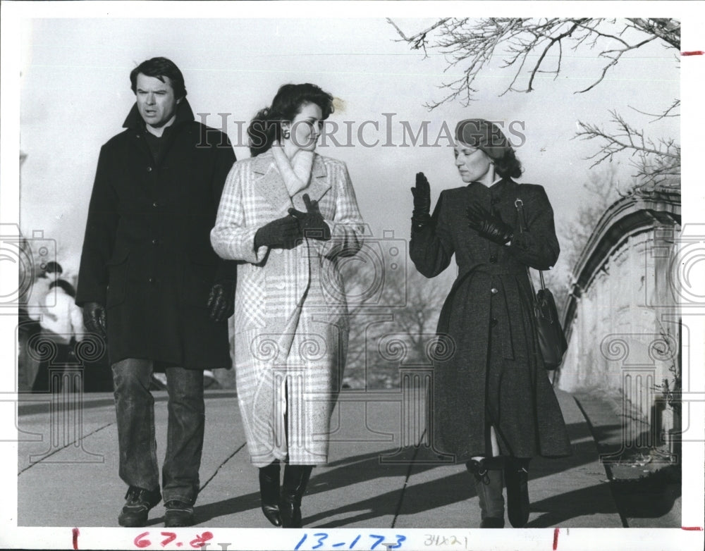1986 Robert Urich, Barbara Stock and Phyllis Frelich in "Spenser: Fo - Historic Images